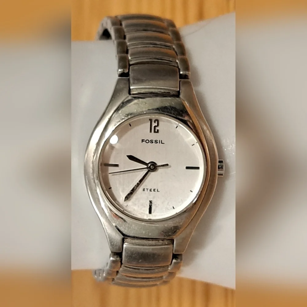 EUC Vintage Y2K Fossil FS2687 Casual Everyday Watch Jewelry w/ Silver Tone Face